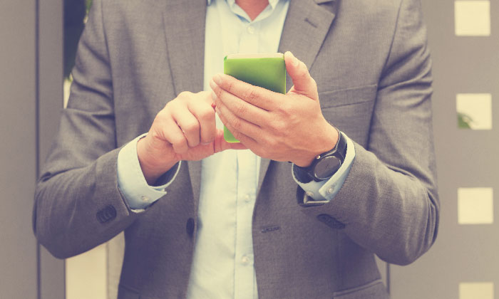 �ނ̊��ǃX���[�ɉB���ꂽ�R�̐^��